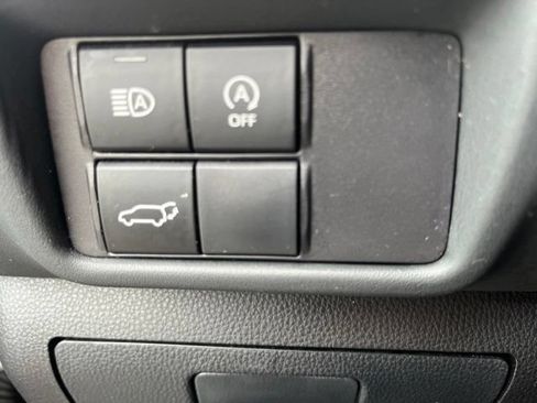 Used 2024 Toyota Highlander XLE AWD/4WD image 32