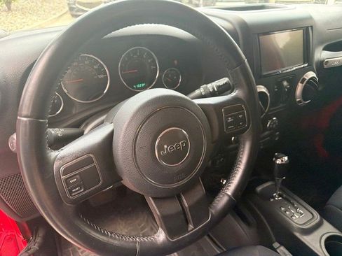 Used 2018 Jeep Wrangler Unlimited Sahara AWD/4WD image 13