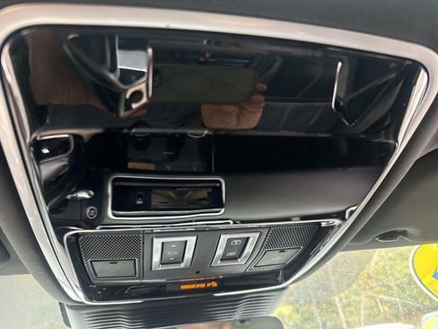 Used 2022 Land Rover Range Rover Velar R-Dynamic S image 31