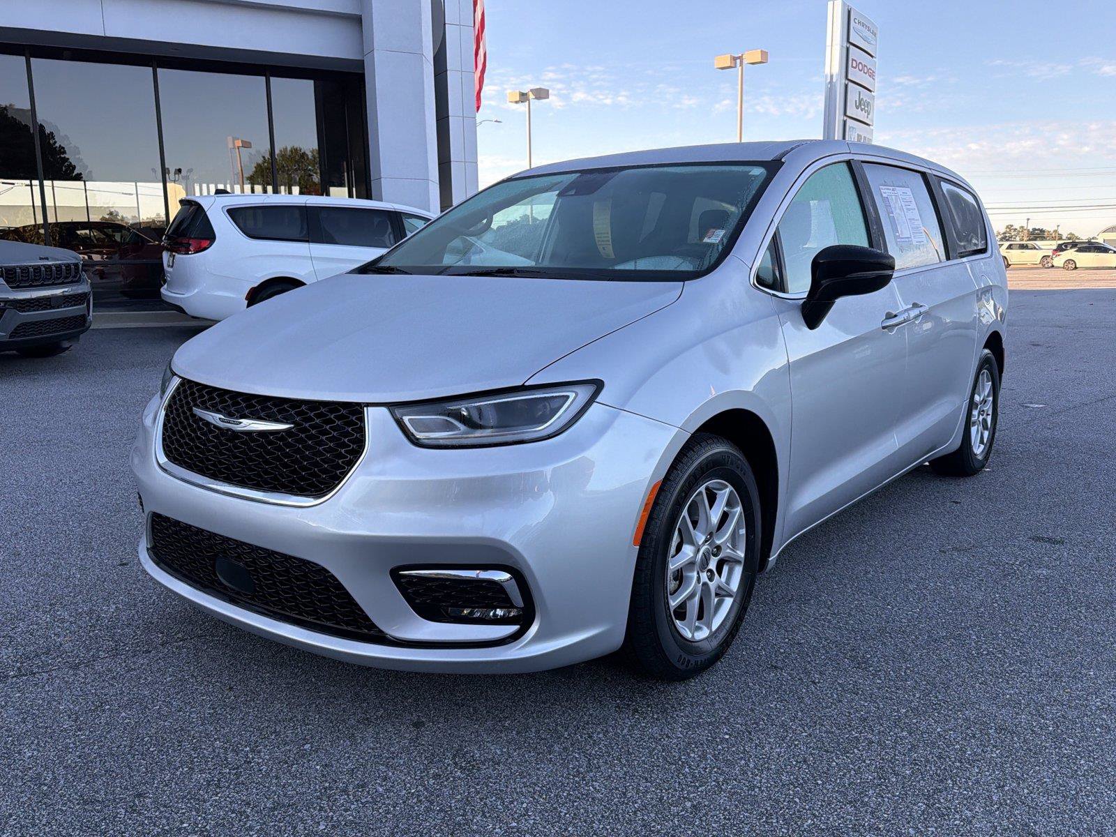 Used 2024 Chrysler Pacifica Touring-L FWD image 2