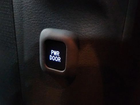 Used 2022 Toyota Sienna LE image 16