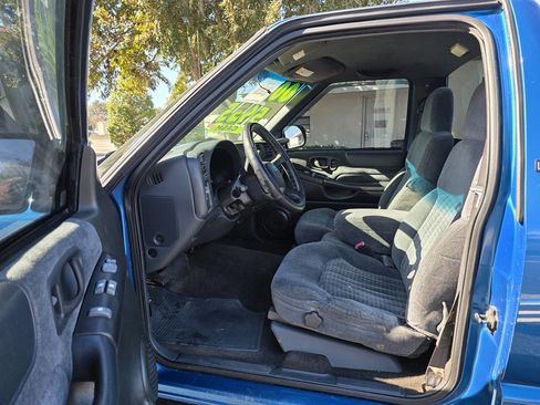 Used 2000 Chevrolet S10 Pickup LS w/ Preferred Equipment Group image 11
