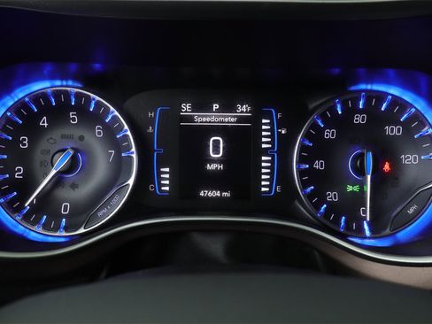 Used 2019 Chrysler Pacifica Touring-L image 13