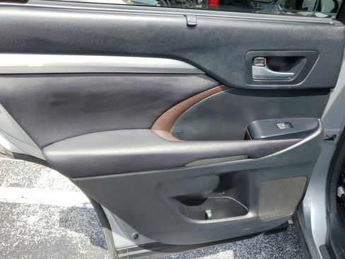Used 2017 Toyota Highlander SE image 9