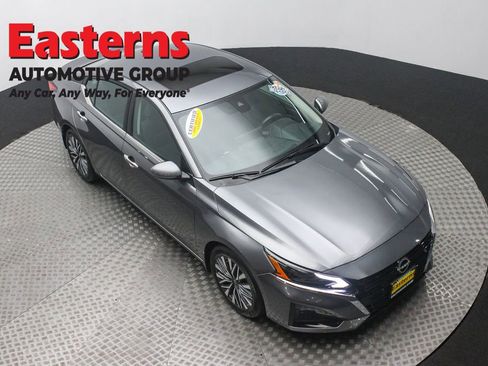 Used 2024 Nissan Altima 2.5 SV w/ SV Premium Package image 3