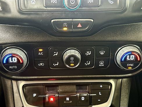 Used 2024 GMC Terrain SLE w/ Driver Convenience Package FWD image 13