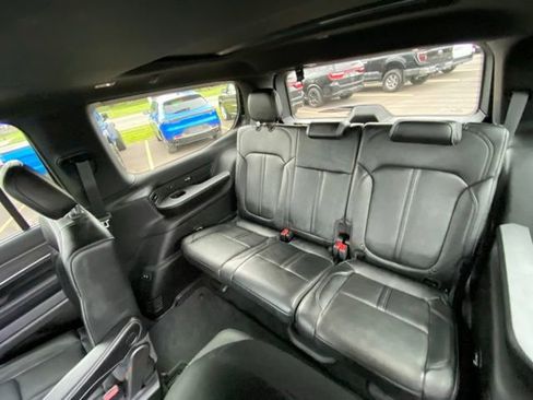Used 2024 Jeep Wagoneer Series III w/ Premium Group I AWD/4WD image 12