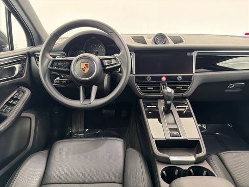 Used 2025 Porsche Macan image 4