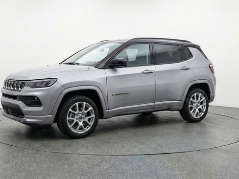 Used 2025 Jeep Compass Limited image 3