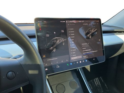 Used 2020 Tesla Model Y Long Range image 11
