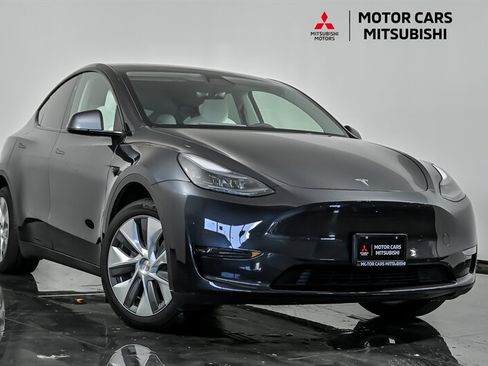 Used 2024 Tesla Model Y Long Range AWD/4WD image 1