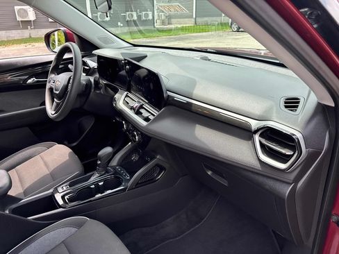 Used 2025 Chevrolet TrailBlazer LT AWD/4WD image 27