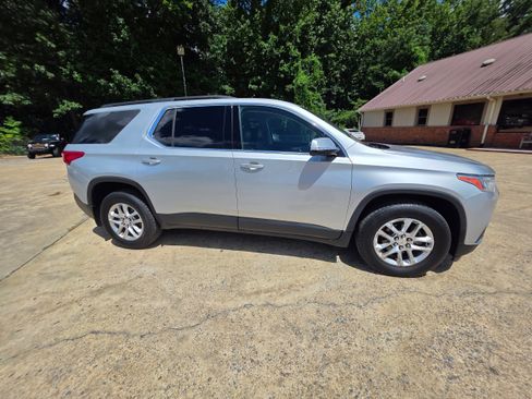 Used 2020 Chevrolet Traverse LT w/ LPO, Floor Liner Package AWD/4WD image 4