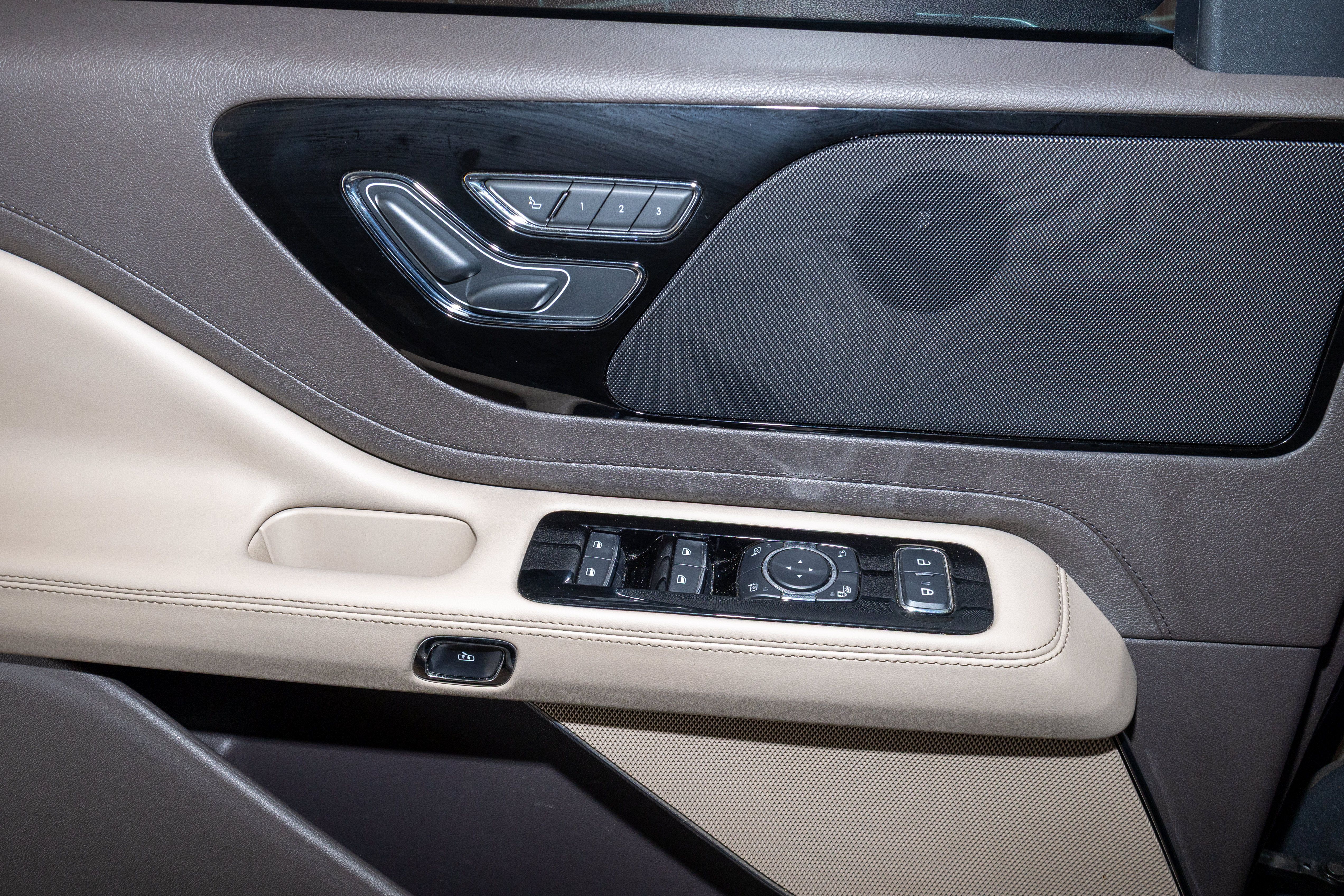 Used 2023 Lincoln Aviator 2WD w/ Premium Package image 13