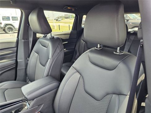 New 2026 Jeep Compass Latitude AWD/4WD image 17