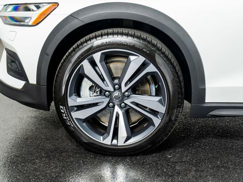 Used 2026 Volvo V60 B5 Cross Country Plus w/ Protection Package Premier image 18