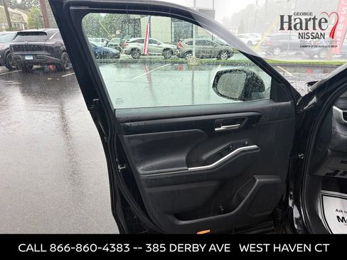 Used 2024 Toyota Highlander XLE AWD/4WD image 10
