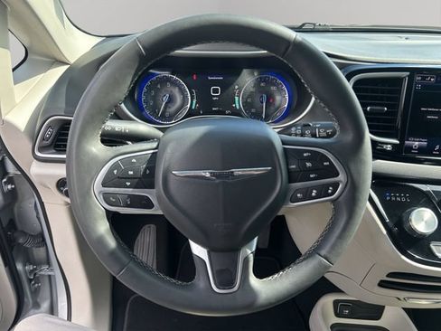 Used 2023 Chrysler Pacifica Touring-L FWD image 15