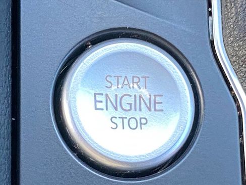 Used 2021 Volkswagen Atlas Cross Sport SE w/ Panoramic Sunroof Package image 16