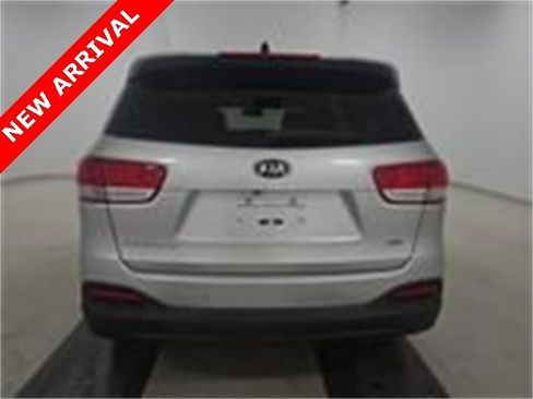 Used 2016 Kia Sorento LX w/ LX Convenience Package image 5