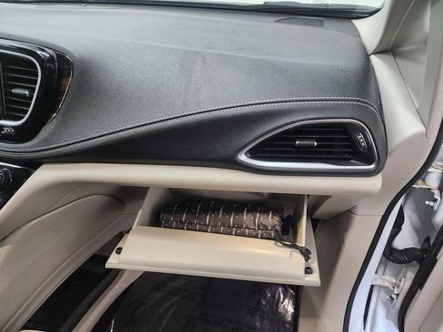 Used 2022 Chrysler Pacifica Limited FWD image 37