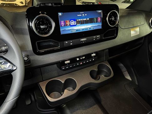 Used 2025 Mercedes-Benz Sprinter 2500 image 31