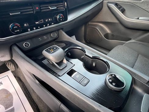 Used 2022 Nissan Rogue SV image 16