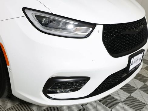 Used 2024 Chrysler Pacifica Select image 35