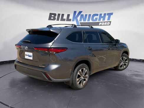 Used 2020 Toyota Highlander XLE AWD/4WD image 5