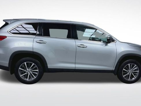 Used 2019 Toyota Highlander XLE AWD/4WD image 23