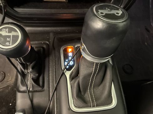 Used 2018 Jeep Wrangler Unlimited Sahara w/ Cold Weather Group AWD/4WD image 21