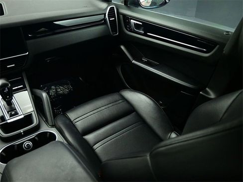 Used 2020 Porsche Cayenne S image 16