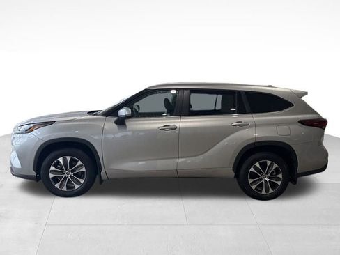 Used 2025 Toyota Highlander AWD image 2