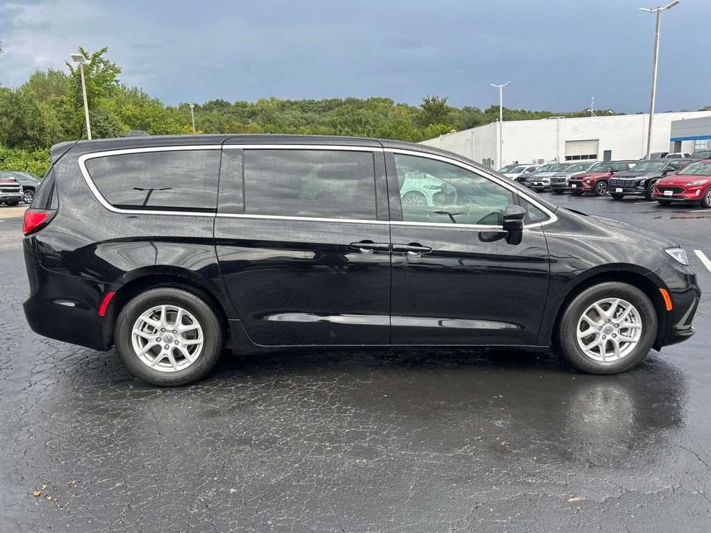 Used 2025 Chrysler Pacifica Select FWD image 4