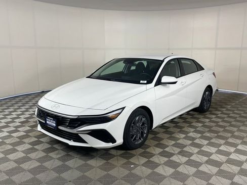 Used 2025 Hyundai Elantra Hybrid FWD image 1