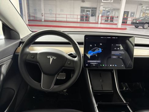 Used 2020 Tesla Model 3 Standard Range Plus image 16