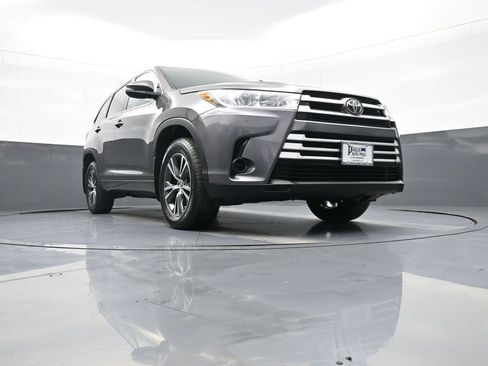 Used 2017 Toyota Highlander LE image 28