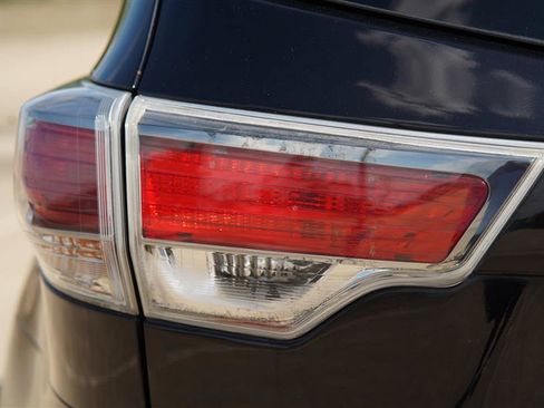 Used 2015 Toyota Highlander XLE FWD image 32