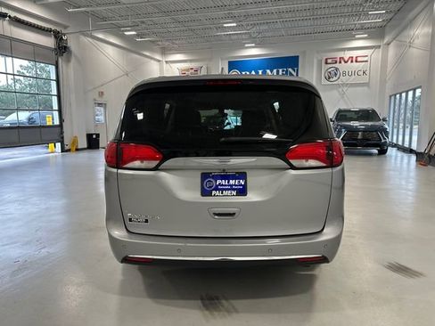 Used 2017 Chrysler Pacifica Touring-L image 7