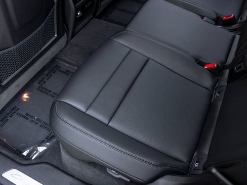 Certified 2025 Porsche Cayenne AWD/4WD image 44