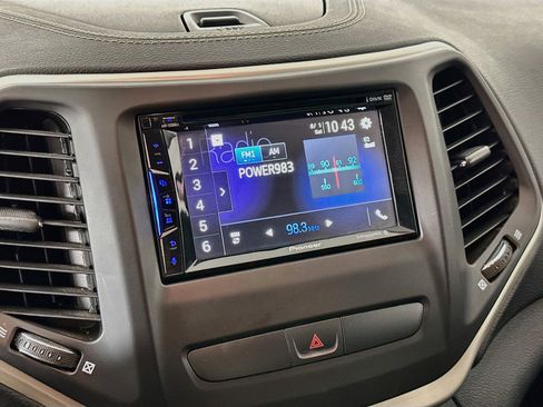 Used 2018 Jeep Cherokee Latitude w/ Cold Weather Group FWD image 19
