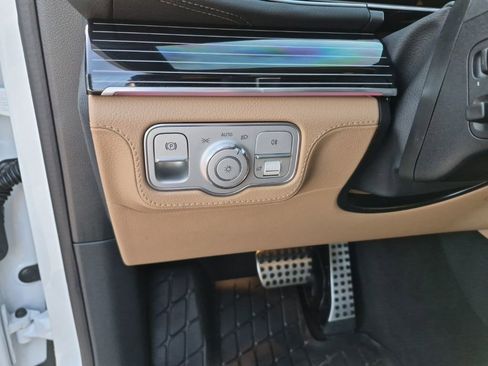 Used 2026 Mercedes-Benz GLS 580 4MATIC image 32