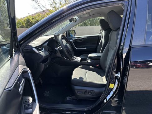 Used 2022 Toyota RAV4 XLE AWD/4WD image 2