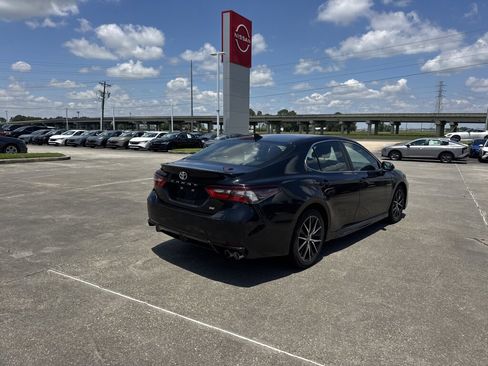Used 2022 Toyota Camry SE FWD image 19