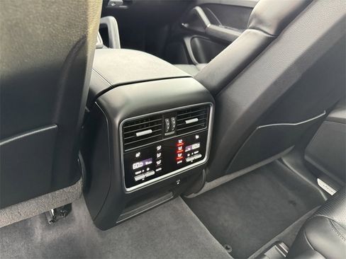 Used 2023 Porsche Cayenne Platinum Edition image 27