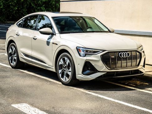 Used 2022 Audi e-tron Premium AWD/4WD image 10