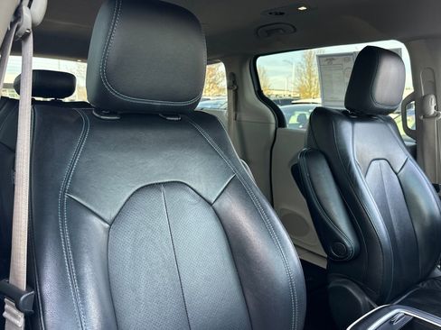 Used 2021 Chrysler Pacifica Touring-L image 17