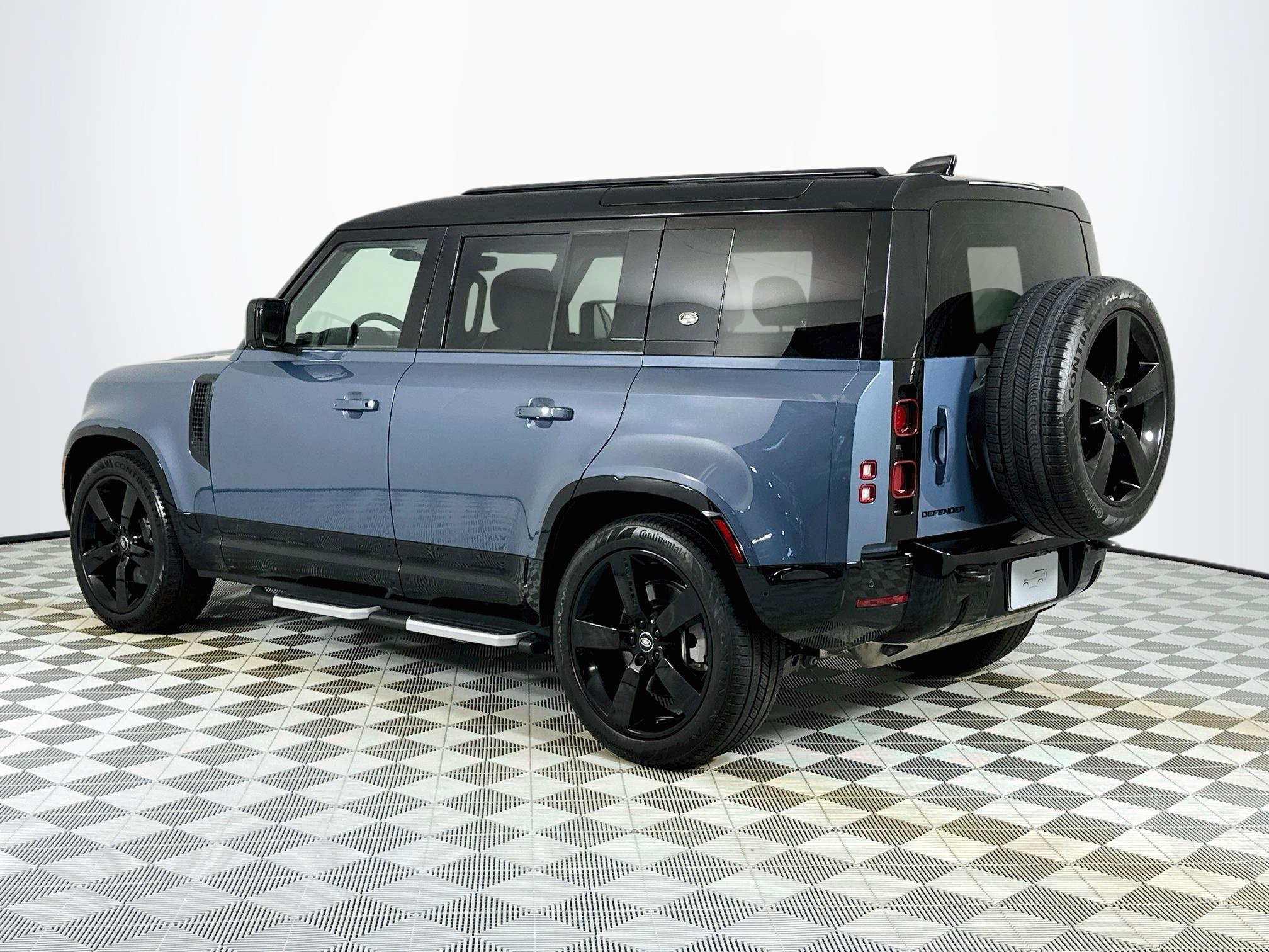 Used 2024 Land Rover Defender 110 X-Dynamic SE AWD/4WD image 7