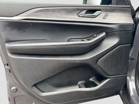 Used 2024 Jeep Grand Cherokee L Limited w/ Luxury Tech Group II image 22