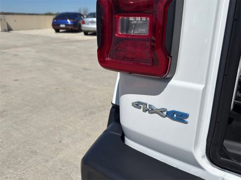 Used 2022 Jeep Wrangler Unlimited Sahara w/ Cold Weather Group image 11